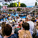 Publikum im ZDF Fernsehgarten erleben live mit wie die bekannte Fernsehshow gefilmt wird